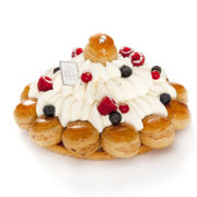 Saint-Honoré : Chantilly, mini choux vanille et sablé breton.