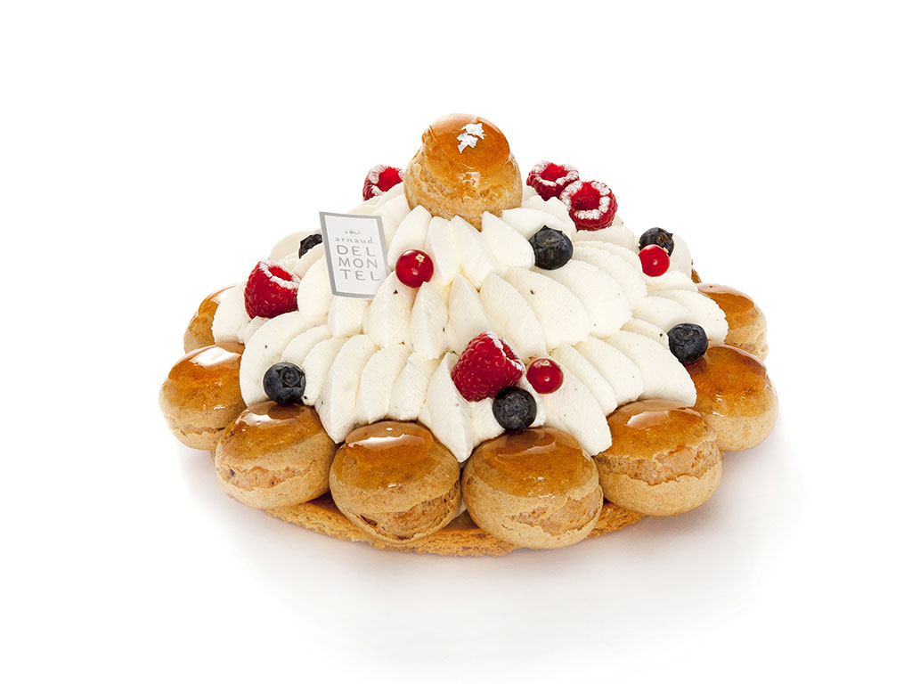 Saint-Honoré : Chantilly, mini choux vanille et sablé breton.