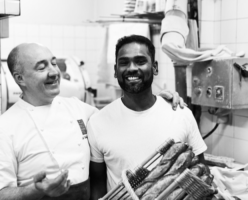 Arnaud Delmontel et un des boulangers das le fournil de la boulangerie rue des Martyrs